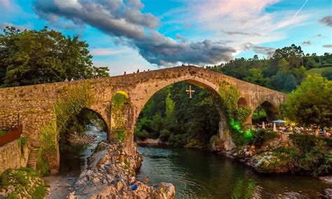 el templo cangas de ons reseas|El Templo